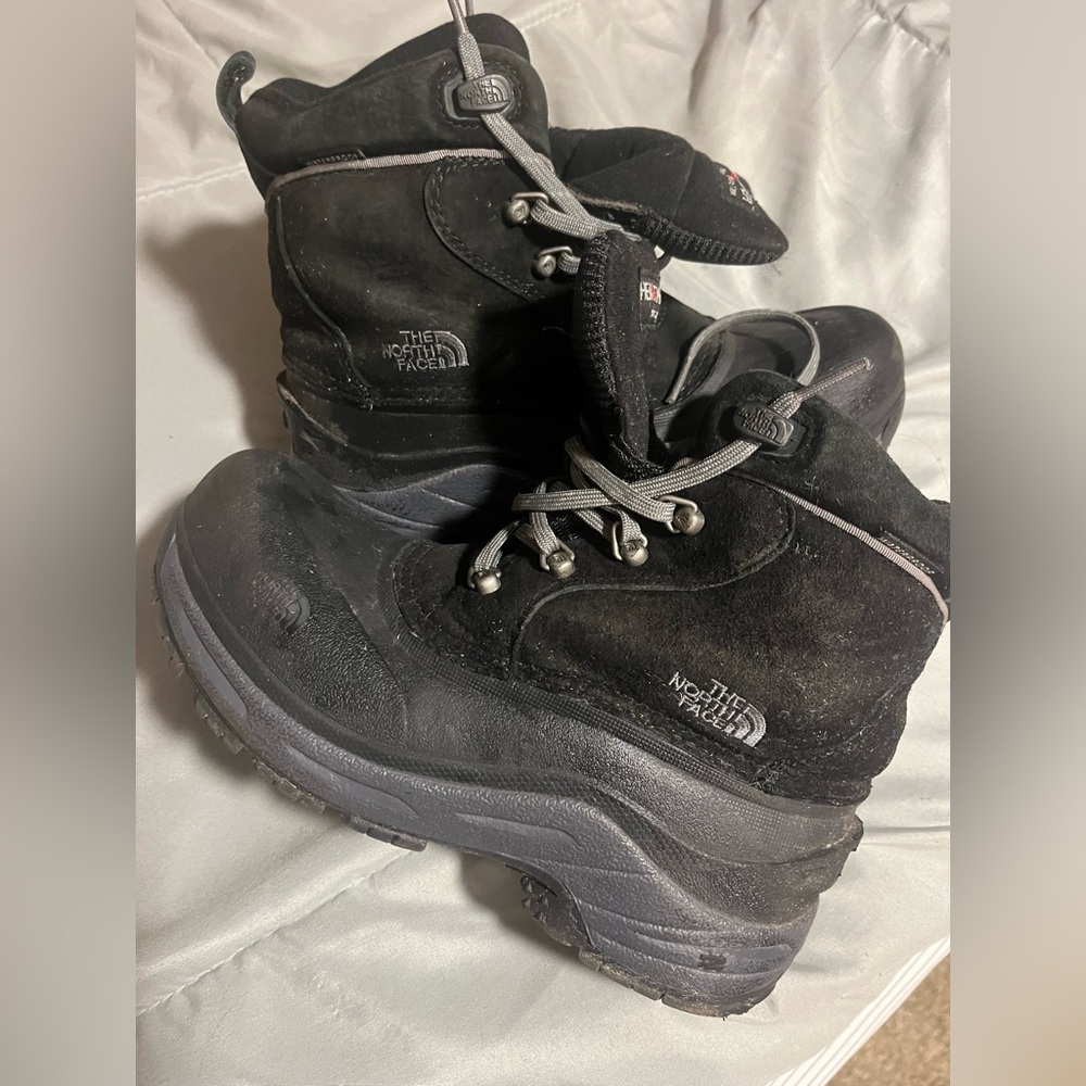The North Face Black Boys winter boots size 5
